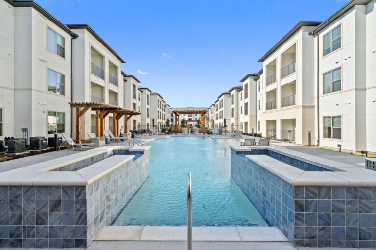 Parmore Arcadia Trails pool courtyard